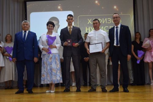 Выпускники школ - в перезвоне золота и серебра