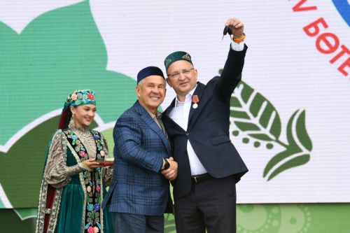 Конгресс татар Кировской области получил подарок от Рустама Минниханова – новенький микроавтобус «Газель»