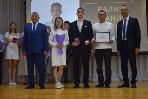 Выпускники школ - в перезвоне золота и серебра
