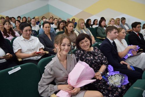 Выпускники школ - в перезвоне золота и серебра