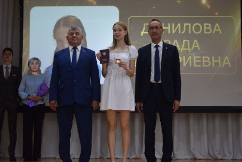 Выпускники школ - в перезвоне золота и серебра