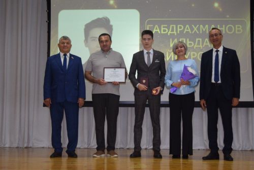Выпускники школ - в перезвоне золота и серебра