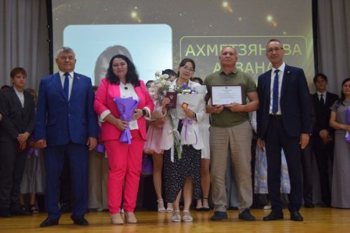 Выпускники школ - в перезвоне золота и серебра