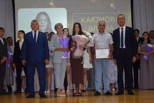 Выпускники школ - в перезвоне золота и серебра