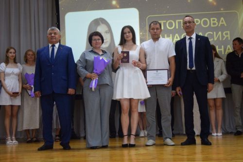 Выпускники школ - в перезвоне золота и серебра