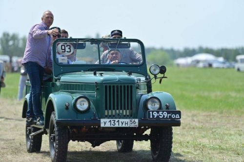 Рустам Минниханов прокатил гостей Сабантуя в Оренбуржье на ретроавтомобиле ГАЗ-69