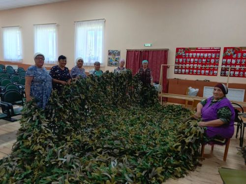 Жители села Байряка изготавливают маскировочные сети для фронта