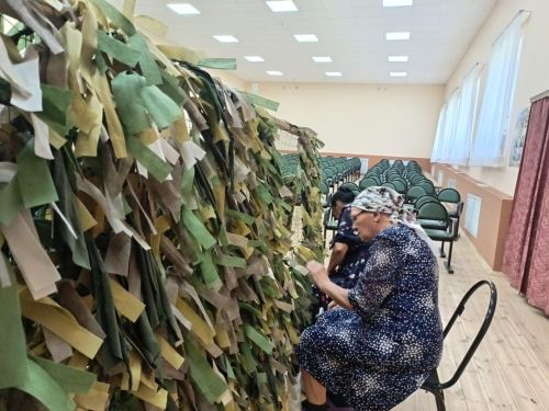 Жители села Байряка изготавливают маскировочные сети для фронта