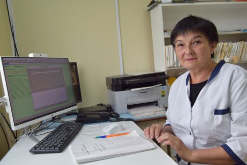 Помощник фельдшера держит руку на пульсе сельчан