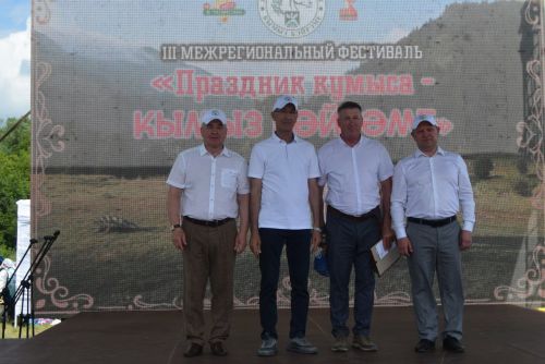 На абсалямовском майдане звучали фанфары в честь кумысоделов.