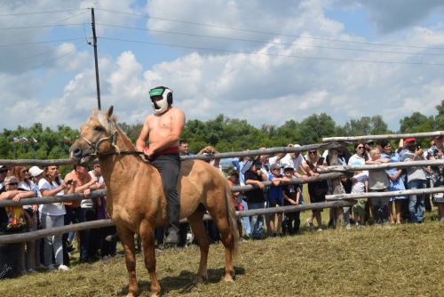 Арсен Шамгуллин на абсалямовском майдане обогнал скакуна