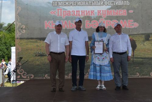 На абсалямовском майдане звучали фанфары в честь кумысоделов.