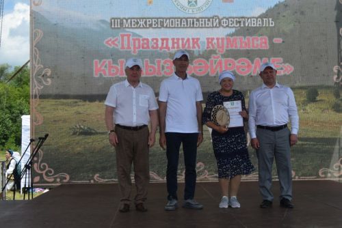 На абсалямовском майдане звучали фанфары в честь кумысоделов.