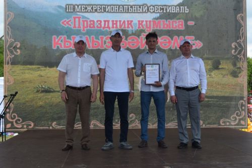 На абсалямовском майдане звучали фанфары в честь кумысоделов.