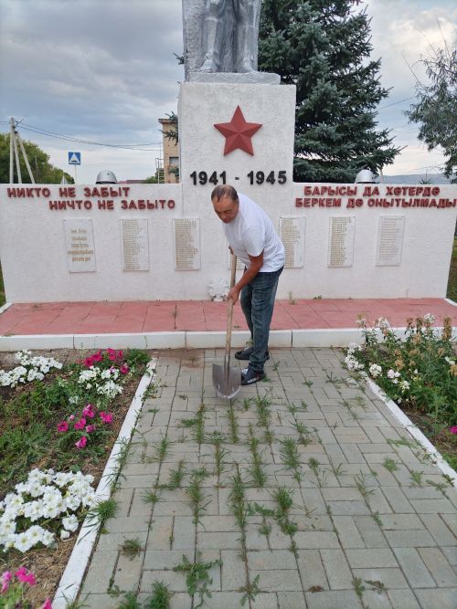 Волонтеры благоустраивают памятники в Дым-Тамаке: акция «Память поколений»