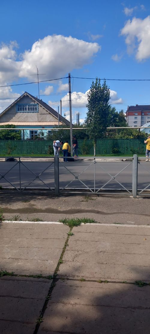 В посёлке Уруссу идёт уборка и побелка бордюров