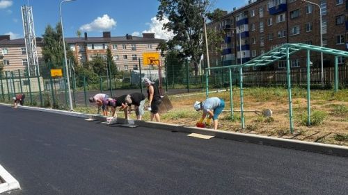 Коллектив Уруссинской школы № 2 благоустраивает прилегающую к школе территорию