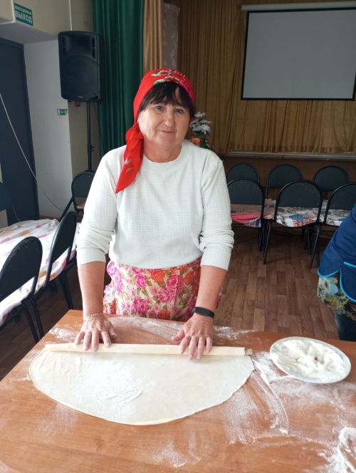 Волонтеры «Ярдәм янәшә» готовят домашнюю лапшу для участников СВО