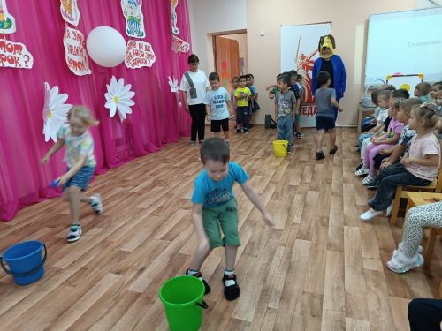 В Уруссинском детском саду №4 отметили «День Знаний с Дружком Барбоскиным»