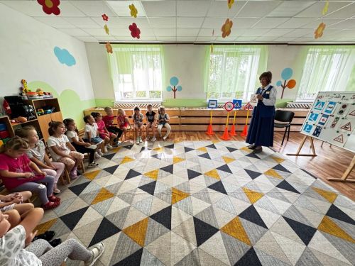 В Уруссу госавтоинспекторы и специалисты БДД провели для дошколят урок безопасности