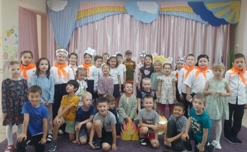 Юные пожарные проводят уроки безопасности для малышей