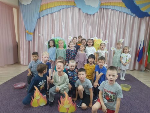 Юные пожарные проводят уроки безопасности для малышей