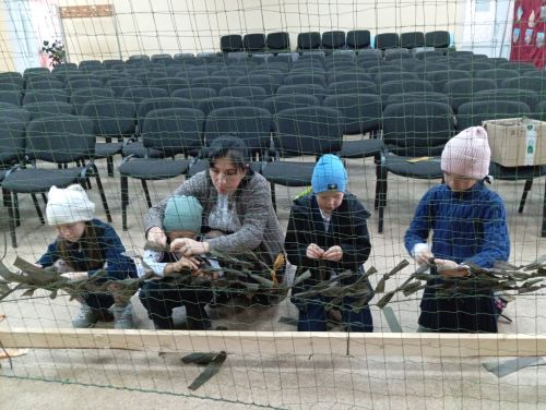 Волонтёры из Абсалямово передают на СВО очередную партию маскировочных сетей