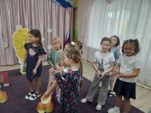Юные пожарные проводят уроки безопасности для малышей