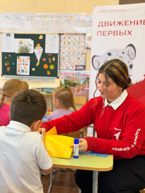 Гимназисты подарили малышам частичку тепла