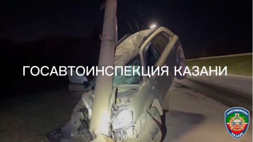 В Казани водитель легкового автомобиля попал в больницу после наезда на столб
