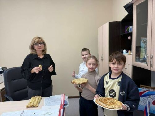 Блинный день в школе: дети поздравляют учителей