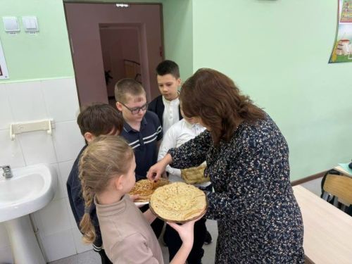 Блинный день в школе: дети поздравляют учителей