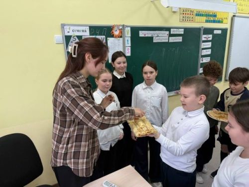 Блинный день в школе: дети поздравляют учителей