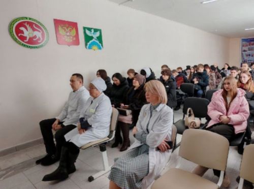 В Уруссинской ЦРБ прошла профориентационная лекция