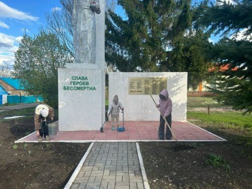 Забота о памяти и красоте: субботник в селе Подгорное