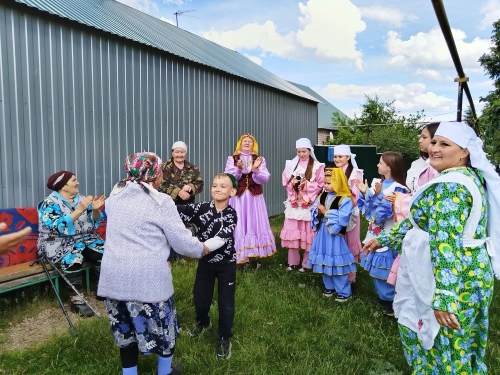 «Ай, рэхмэт»: в селе Байряка провели старинный обряд сбора подарков к Сабантую