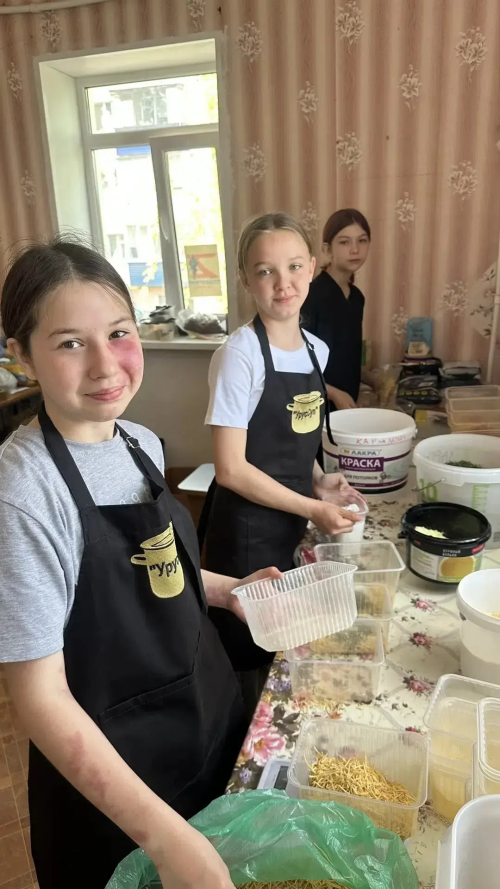 Маленькие дела с большим сердцем: ученики Уруссинской школы № 2 помогают и благоустраивают родной двор