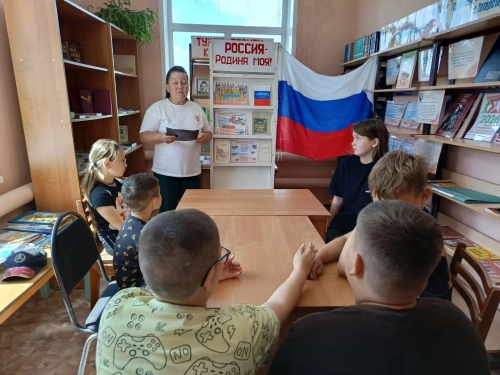В Ташкичуйской библиотеке ко Дню России провели познавательный час о многонациональности России