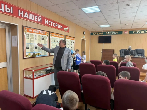 Экскурсия в отдел МВД: школьники узнали о службе полиции и правилах безопасности