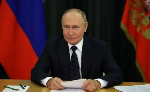 Путин поддержал законодательное закрепление особого статуса учителей