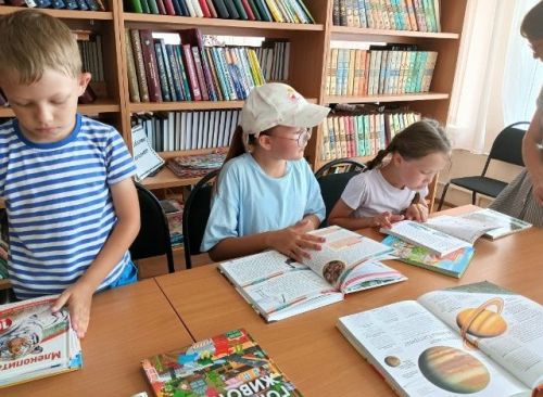 Час увлекательного чтения в детской библиотеке