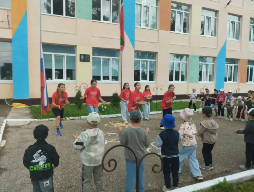 Триколор — символ единства и силы: в Уруссу отметили День Государственного флага России