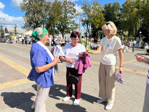 Библиотека провела акцию ко Дню Государственного флага РФ