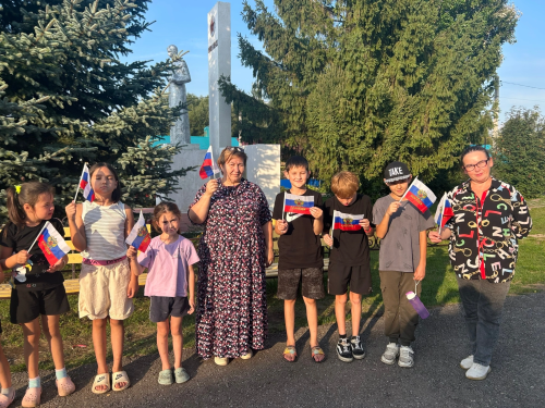 Цвета, которые объединяют: патриотический час в Подгорновском СДК
