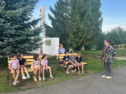 Цвета, которые объединяют: патриотический час в Подгорновском СДК