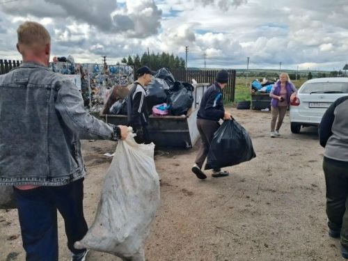 В честь 35‑летия района жители навели порядок на пляже у Абсалямова