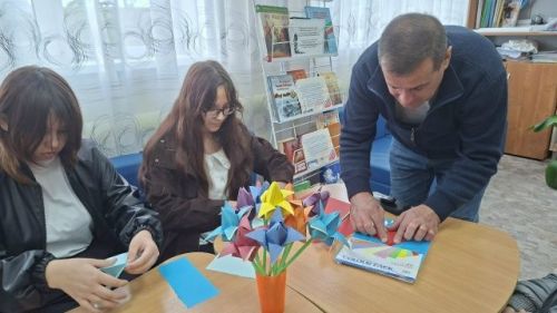 «Цветок мира»: мастер-класс в Каракашлинской библиотеке