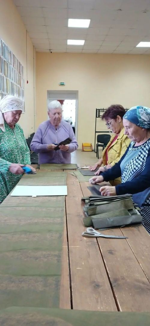 Сельские волонтеры плетут «невидимую броню» для фронта