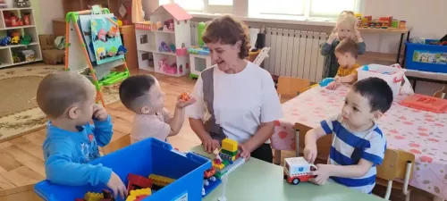 Около тридцати лет с детьми и для детей