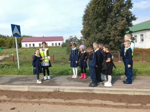 Юные инспекторы Байрякинской школы научили малышей безопасному шагу